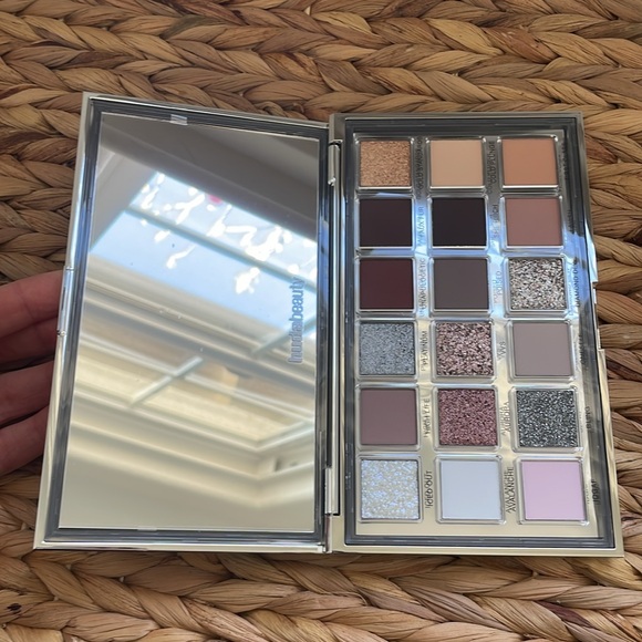 Huda Beauty Icy Nude Eyeshadow Palette - Picture 2 of 3